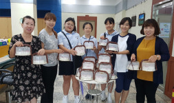 [춘천]유봉여중 학생들 떡케이크 전달