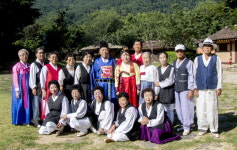 평균연령 77세 시니어 극단, 첫 마당극 무대
