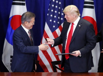 펜 선물하는 트럼프 대통령