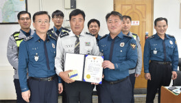 김원준 강원경찰청장 영랑자율방법대장에 표창장 전달