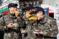 [홍천]11사단 동시 영외급식 장병·주민 화색
