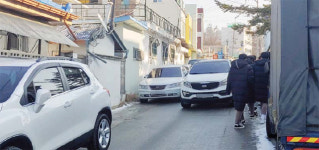 [춘천]좁은 도로 학교길 주차차량 점령 ‘위험천만’