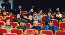 [춘천]“겸직 않으면 생활보전 필요” vs “인상 근거 자체 불충분”