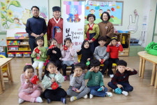 [춘천]지역어르신 ‘복 주머니’ 나눔행사 눈길