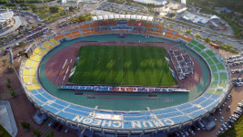 선수 숨소리까지 들리는 ‘ 가변석’… 전용구장 필요 입증