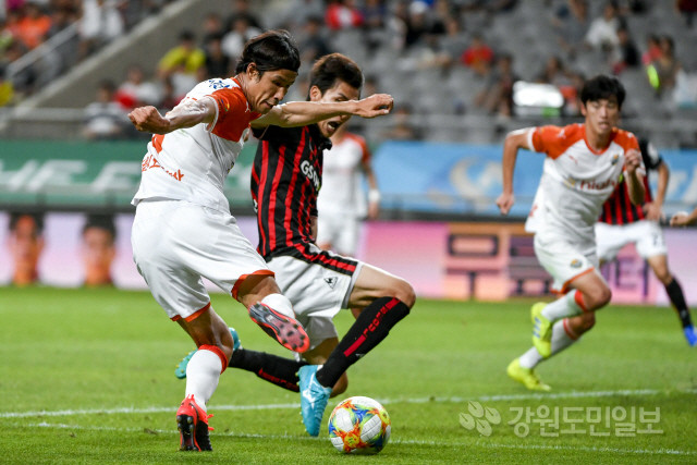 FC서울 vs 강원FC, 1-1 무승부…강원 이상헌의 골에 서울 문선민이 응전