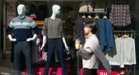 가을옷 입은 의류 매장