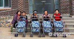 [강릉]삼척 경희의료기 태풍 피해지역 어르신에게 보행차 기증