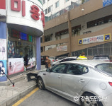 [원주]원주 남원로서 택시가 상가건물 들이받아