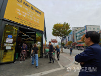 노브랜드 춘천점 바라보는 전정희 대책위 위원장