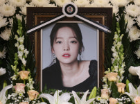 영정 속 꽃다운 구하라