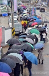 비 까지 맞으며 줄 선 마스크 구매 행렬