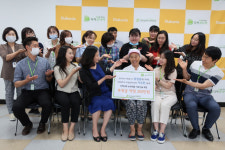 강원대 의대 서수련 교수 모녀 춘천남부노인복지관 후원금 전달