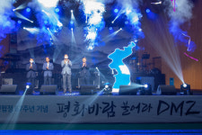 기와 두드리던 빗소리, 통일 외치던 목소리 하나의 악기 되어 평화를 불렀네