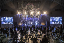 기와 두드리던 빗소리, 통일 외치던 목소리 하나의 악기 되어 평화를 불렀네