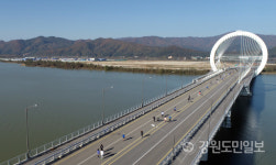 춘천대교 달리는 춘천평화마라톤대회 참가자들