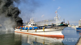 [속초]속초수협 앞 부두 정박 채낚기어선 화재