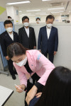 문 대통령 코로나19 첫 예방접종 참관…마포구보건소 찾아 안전성 강조