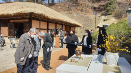 문학촌·문학비 2곳으로 갈라진 김유정 84주기 추모제