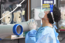 코로나19 의료진 더위탈출 짬 휴식