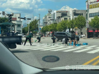 도로 위 깨진 술병 치운 시민들과 경찰관 SNS 화제