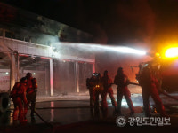 원주 타이어 정비공장 대형 화재 발생…10시간째 밤샘 진화