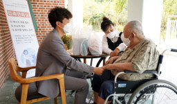 요양시설 접촉면회 허용…꼭 잡은 두 손 위로 눈물