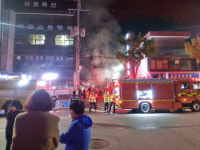 춘천 근화동 건물서 화재… 소방당국 진화 중