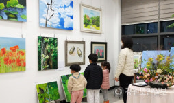 [철원]읍사무소 현관 작은 갤러리 앞 걸음을 멈추다