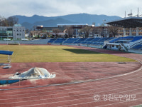 [영월]영월공설운동장 천연잔디→인조잔디 교체 민원 논란