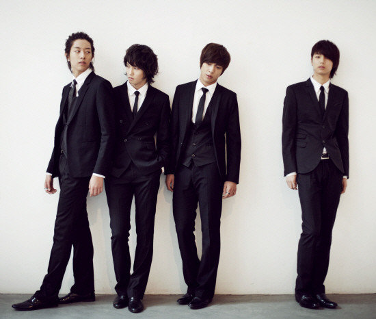 씨엔블루, 데뷔 15주년 새 앨범 엑스(X)로 활약! 현존하는 밴드 붐 속에서 빛나는 이름으로 여전히 무대 장악 중