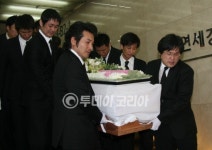 [포토] 운구 차량으로 향하는 故최진영