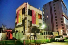 홍대입구 상권 300만원, 소설가는 운동가로 변신중