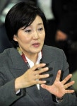 박영선, 재래시장 방문해 고추, 홍시 구입