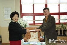 [장애인신문]홍제초교, ‘사랑의 기부금 전달식’ 열려