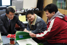 삼성SDI, 특수학교에 8년째 사랑의 졸업앨범 전달
