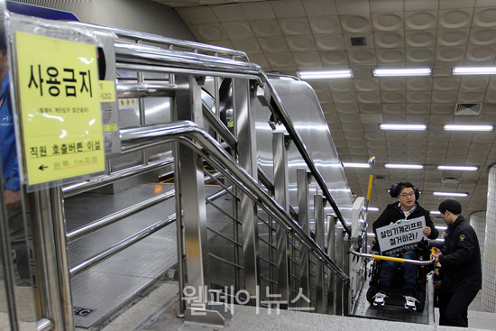 서울 신림선 샛강역 전동휠체어 추락 사고, 전체 운행 잠시 중단 후 정상화