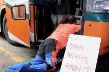 휠체어 탑승 설비 갖춘 고속버스, 시범 운행… 적은 대수와 노선 한계