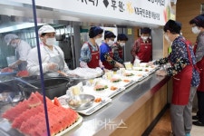 진도노인복지관, 지역주민과 함께하는 삼계탕 무료 나눔 실시