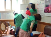 둔덕동 새마을부녀회, 무더위 쉼터 경로당 에어컨 청소 나서