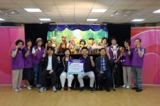 중소기업 2개사, 화성시서부노인복지관 어르신 인형극단에 300만원 후원 