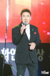 [포토] 현철, 문화연예대상 받고 열정의 트로트 선사