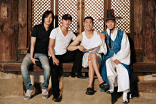 시아준수, 치킨 100마리 들고 믹키유천 성균관 스캔들 현장 방문