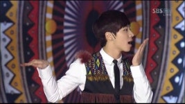 비스트, 티아라 야야야 무대..카리스마 벗고 인디언보이 변신