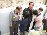 초등학생들의 경로당 봉사 눈길