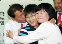 가족과 포옹하는 이광재 강원도지사 후보