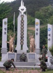 베트남 참전 기념탑 청소