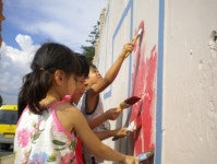 산뜻한 그림 옷 입었네