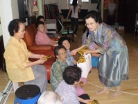 청주 남성중, 경로당에 선물