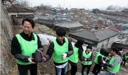 가수 이승기·복권위원회 판자촌서 연탄배달